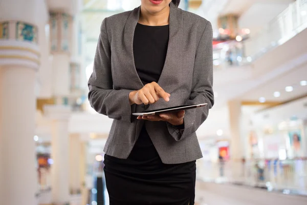 Mujer usando la tableta en el centro comercial . —  Fotos de Stock