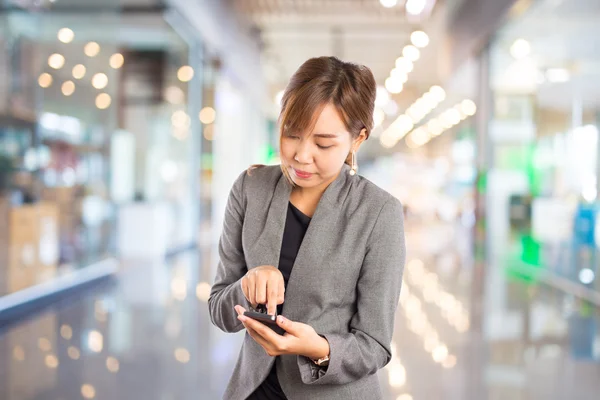 Жінки в торговому центрі використовують мобільний телефон . — стокове фото