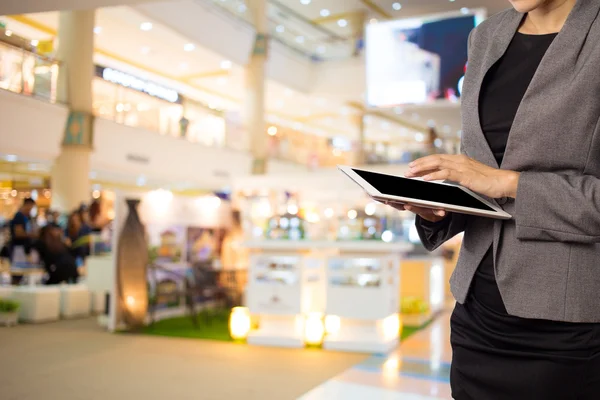 Mulher usando tablet no shopping . — Fotografia de Stock