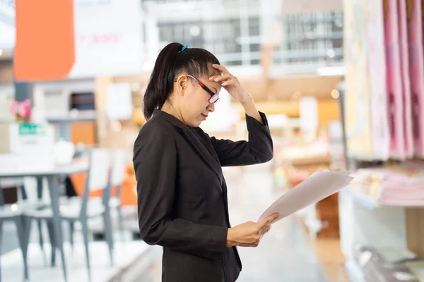 Mujer de negocios con dolor de cabeza . —  Fotos de Stock