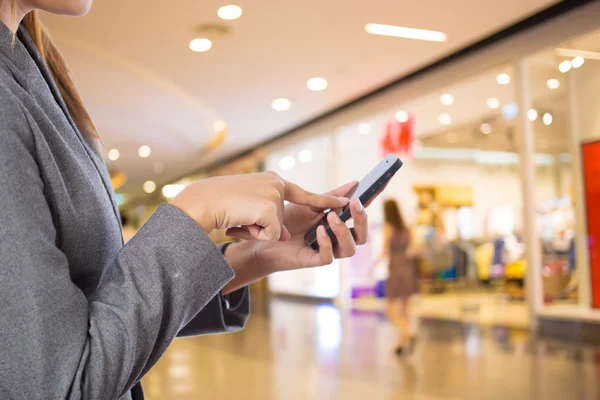 Kadınlar alışveriş istimal hareket eden telefon.