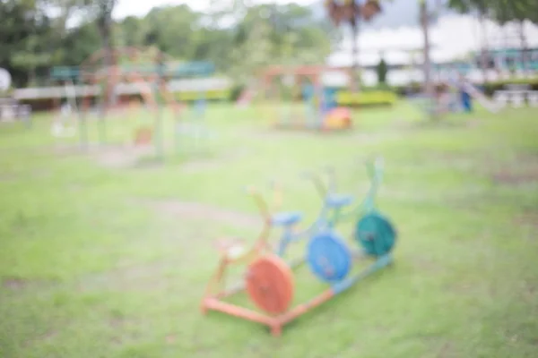 Розфокусоване і розмите зображення дитячого майданчика в громадському парку — стокове фото