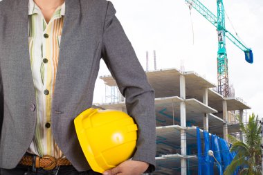 işçi güvenliği için sarı kask adam üzerinde tutan mühendisi