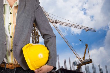 işçi güvenliği için sarı kask adam üzerinde tutan mühendisi