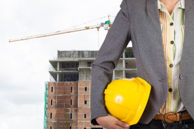 işçi güvenliği için sarı kask adam üzerinde tutan mühendisi