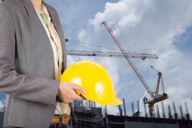 işçi güvenliği için sarı kask adam üzerinde tutan mühendisi