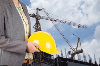 işçi güvenliği için sarı kask adam üzerinde tutan mühendisi