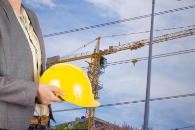 işçi güvenliği için sarı kask adam üzerinde tutan mühendisi