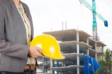 işçi güvenliği için sarı kask adam üzerinde tutan mühendisi