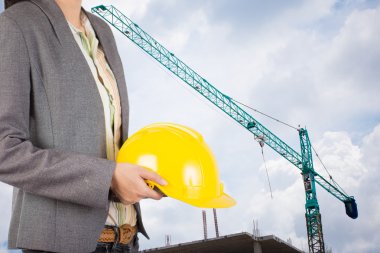 işçi güvenliği için sarı kask adam üzerinde tutan mühendisi