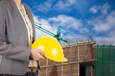 işçi güvenliği için sarı kask adam üzerinde tutan mühendisi