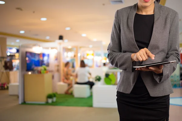 Mujer usando la tableta en el centro comercial . —  Fotos de Stock