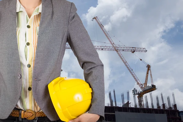 işçi güvenliği için sarı kask adam üzerinde tutan mühendisi