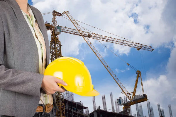 Ingenieur mit gelbem Helm für die Sicherheit der Arbeiter im Hintergrund Stockfoto