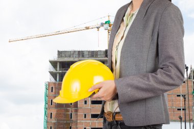 işçi güvenliği için sarı kask adam üzerinde tutan mühendisi