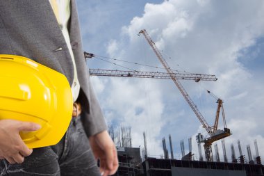 işçi güvenliği için sarı kask adam üzerinde tutan mühendisi