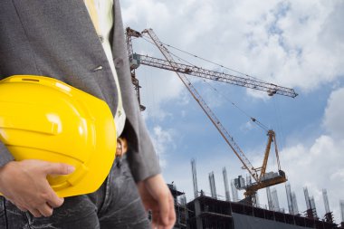 işçi güvenliği için sarı kask adam üzerinde tutan mühendisi