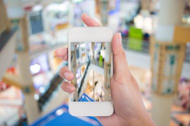 Alışveriş merkezinde mobil, akıllı telefon ile fotoğraf çekimi.