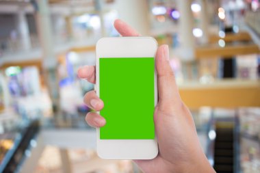 Fotoğraf boş. Kadın el boş mobil akıllı telefon tutarak