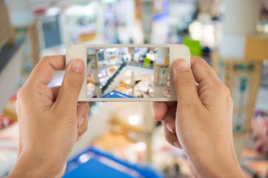 Alışveriş merkezinde mobil, akıllı telefon ile fotoğraf çekimi.