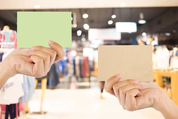 Foto em branco. Mão segurar cartão de visita em branco no shopping . — Fotografia de Stock