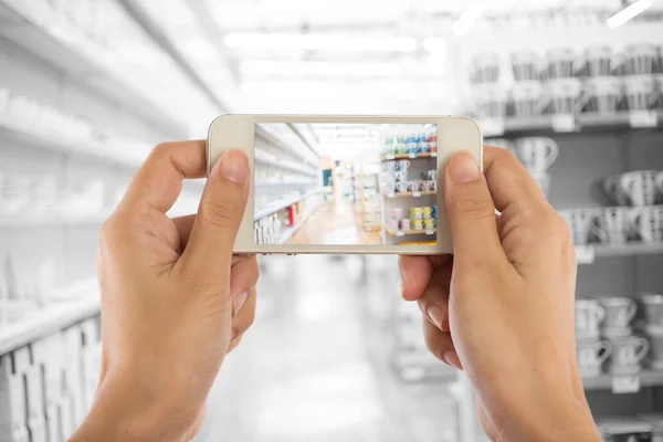 Tirar uma foto com um telefone inteligente — Fotografia de Stock