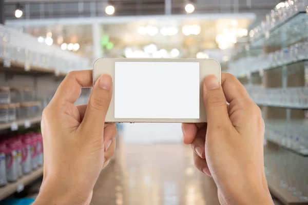 Foto em branco. Mulheres mão segurando telefone celular em branco inteligente no — Fotografia de Stock