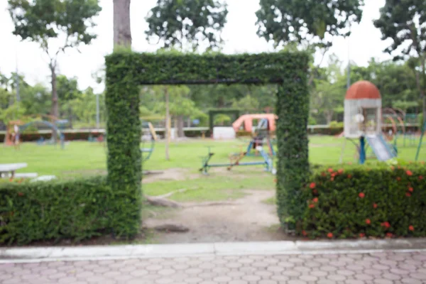 Imagen desenfocada y borrosa del parque infantil en el parque público —  Fotos de Stock