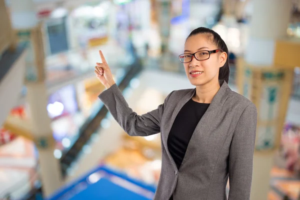 Mujer de negocios en el centro comercial . —  Fotos de Stock