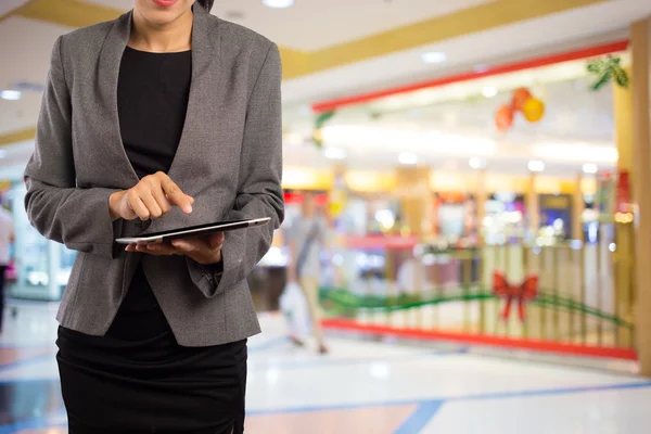 Mulheres no shopping usando celular Tablet PC . — Fotografia de Stock