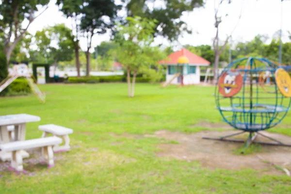 Imagen desenfocada y borrosa del parque infantil en el parque público — Foto de Stock