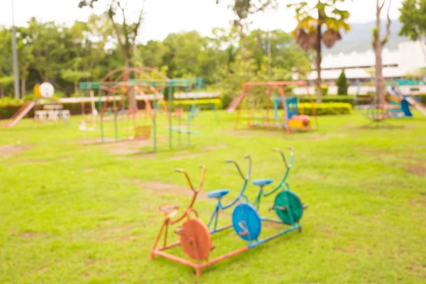 Imagen desenfocada y borrosa del parque infantil en el parque público —  Fotos de Stock