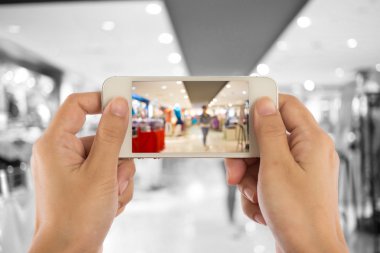 Alışveriş merkezinde bir akıllı telefon ile fotoğraf çekimi.