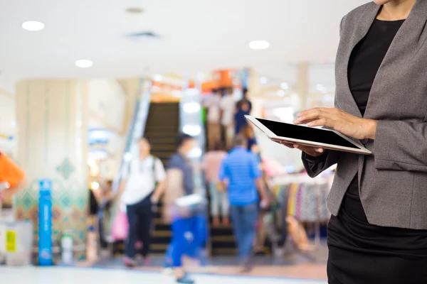 Mulheres no shopping usando celular Tablet PC . — Fotografia de Stock