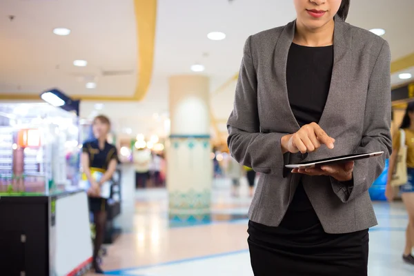 Las mujeres en el centro comercial con Tablet PC móvil . —  Fotos de Stock