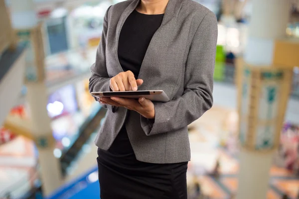 Mulheres no shopping usando celular Tablet PC . — Fotografia de Stock