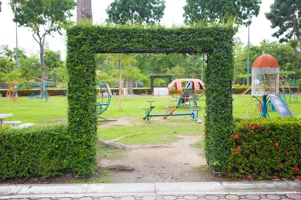 Parque infantil en el parque público para uso de fondo . — Foto de Stock