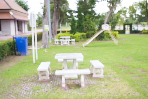 Image floue et déconcentrée de l'aire de jeux pour enfants dans le parc public — Photo