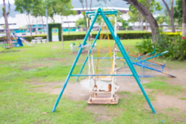 Intreepupil en vervagen beeld van speeltuin in openbare park — Stockfoto