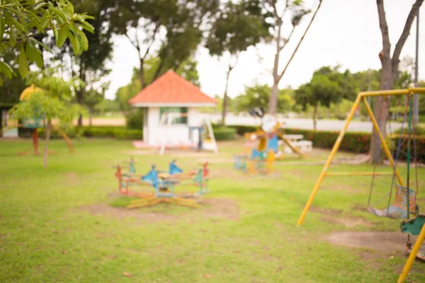 Imagen desenfocada y borrosa del parque infantil en el parque público — Foto de Stock