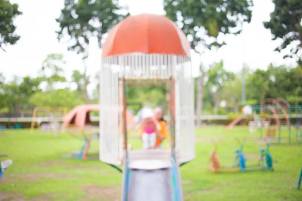 Imagen desenfocada y borrosa del parque infantil en el parque público —  Fotos de Stock