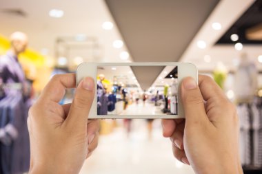 Alışveriş merkezinde bir akıllı telefon ile fotoğraf çekimi.