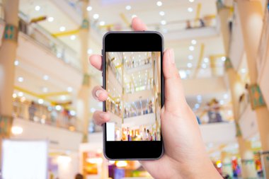 Alışveriş merkezinde mobil, akıllı telefon ile fotoğraf çekimi.