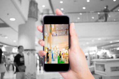 Alışveriş merkezinde mobil, akıllı telefon ile fotoğraf çekimi.