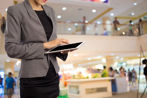 Mulher de negócios usando tablet digital no shopping . — Fotografia de Stock