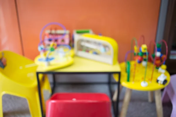 Tavolino e sedie colorate per bambini piccoli. ; Immagine sfocata — Foto Stock