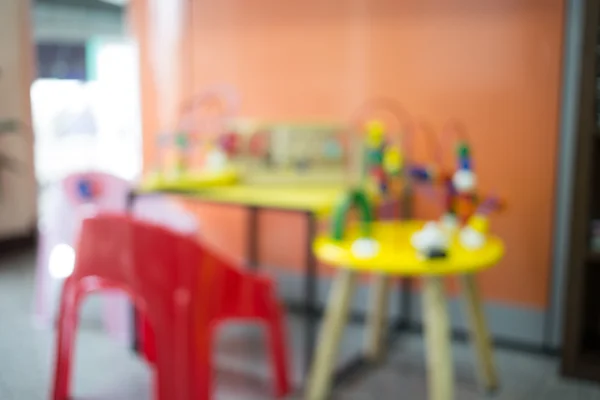 Mesa pequena e colorida e cadeiras para crianças pequenas. ; Imagem desfocada — Fotografia de Stock