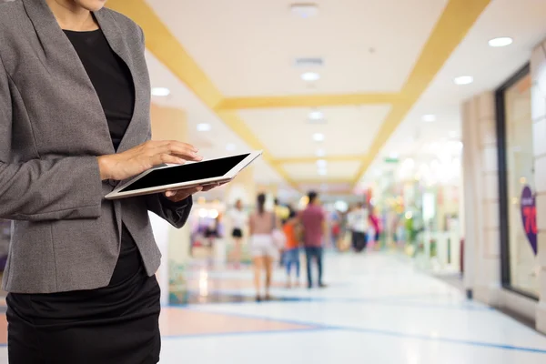 Mulher usando tablet no shopping . — Fotografia de Stock