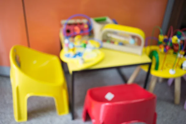 लहान आणि रंगीत टेबल आणि लहान मुलांसाठी खुर्च्या. ; ब्लूर प्रतिमा — स्टॉक फोटो, इमेज