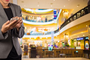 Kadınlar alışveriş istimal hareket eden telefon.